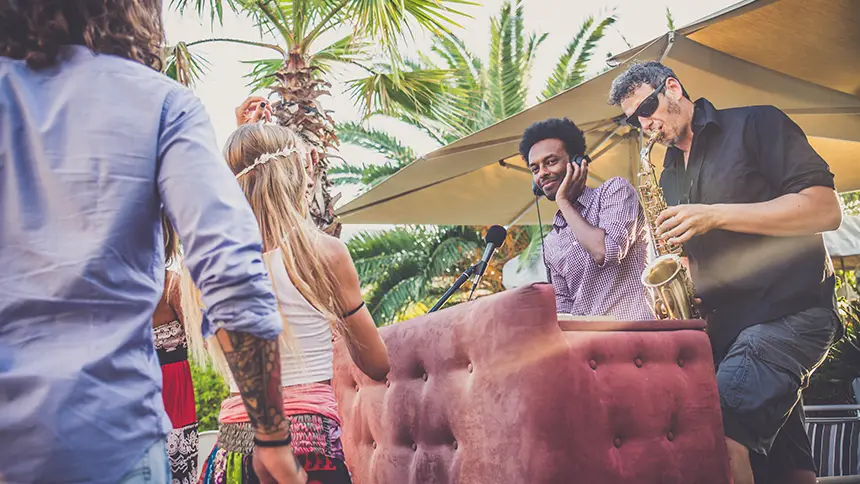 Street Performers and Pop-up Events Dubai